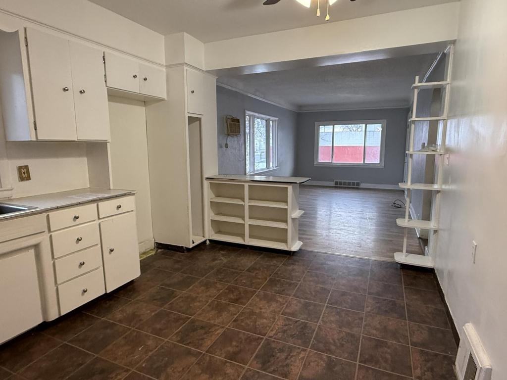 952 Markham St - Photo 6 of 12