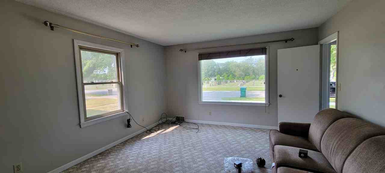 1316 5th St Ne - Photo 3 of 5