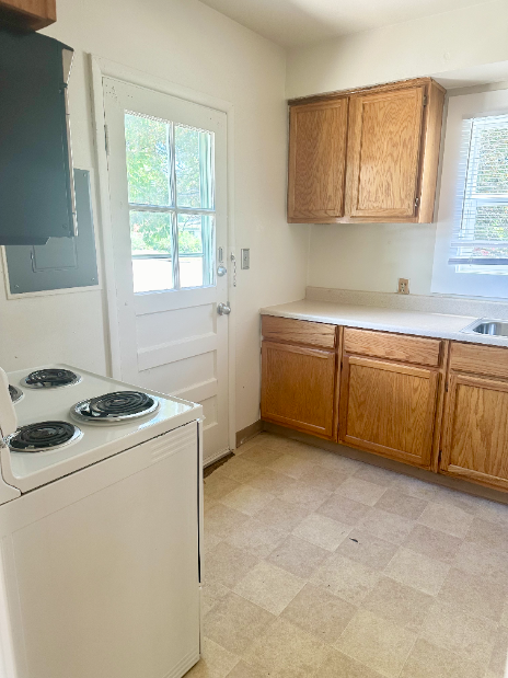 720 E 17th St Apt A - Photo 5 of 11