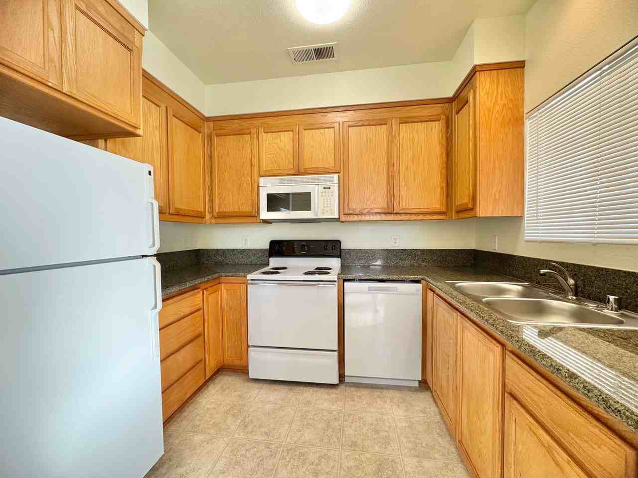 Hartford Square 2 Bedroom 2 bath apartments - Photo 4 of 15