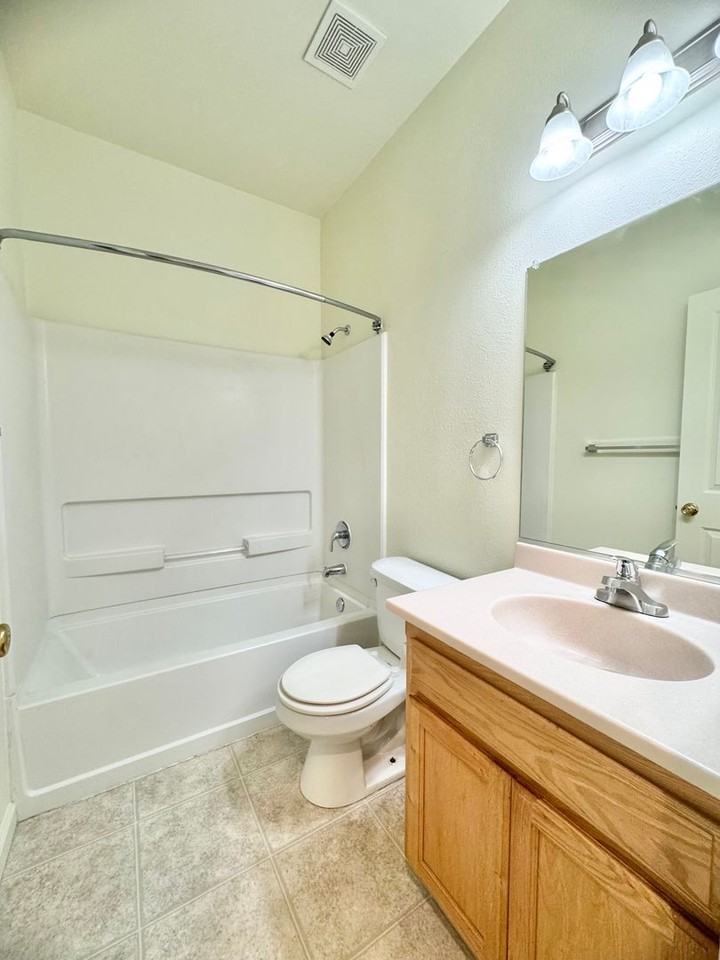 Hartford Square 2 Bedroom 2 bath apartments - Photo 5 of 15