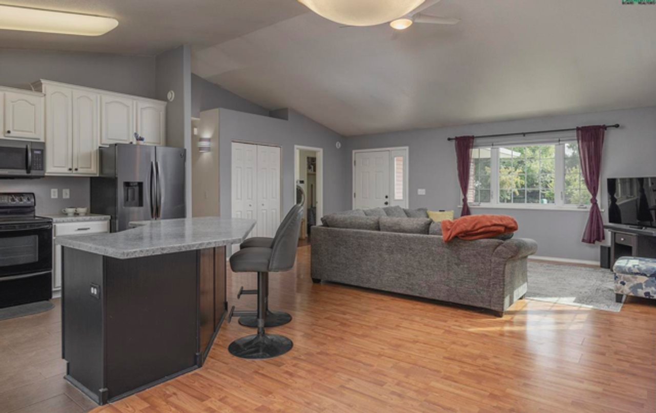 1170 Sunset Dr - Photo 3 of 19