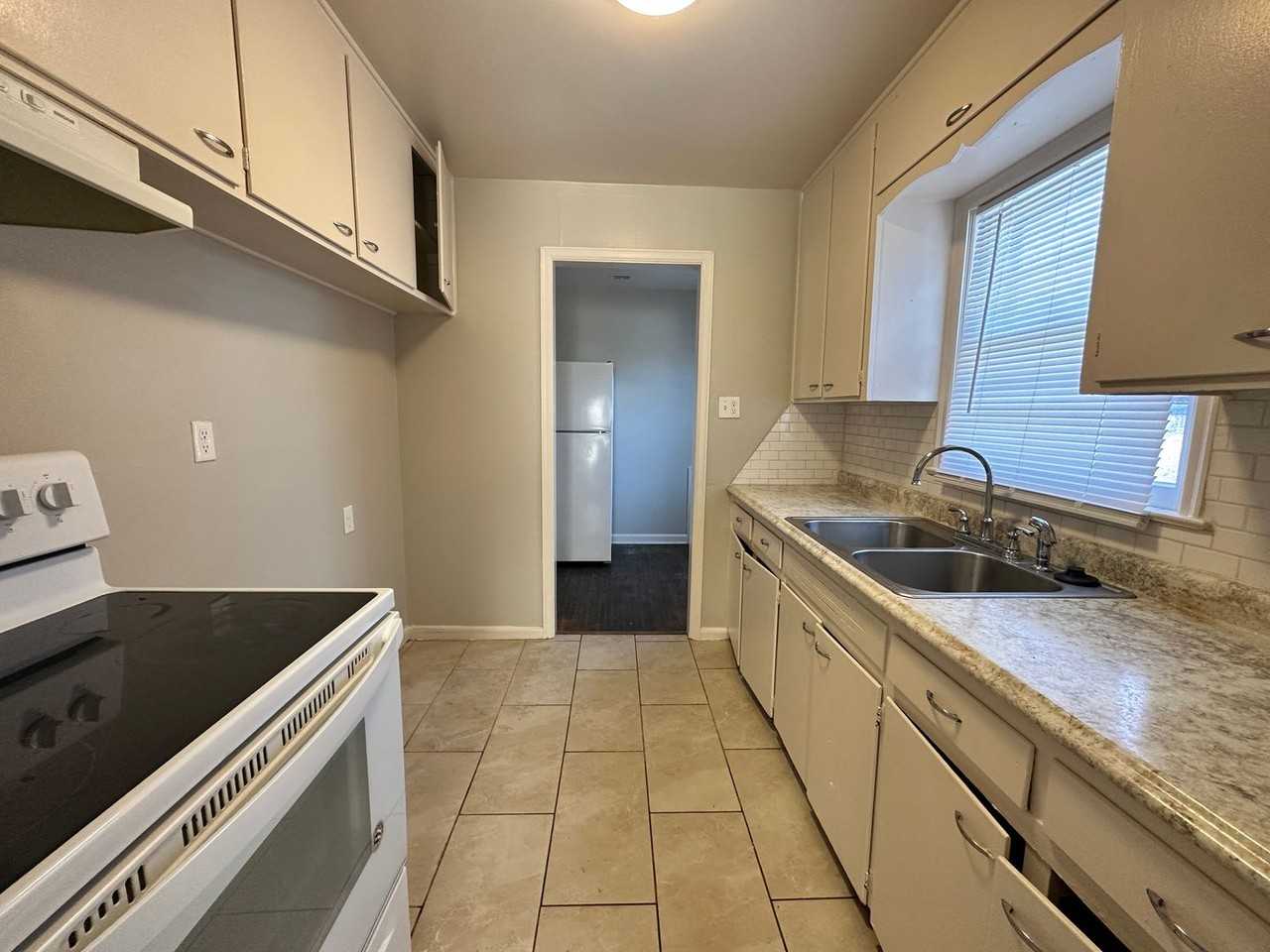 616 S Eastridge St - Photo 3 of 15