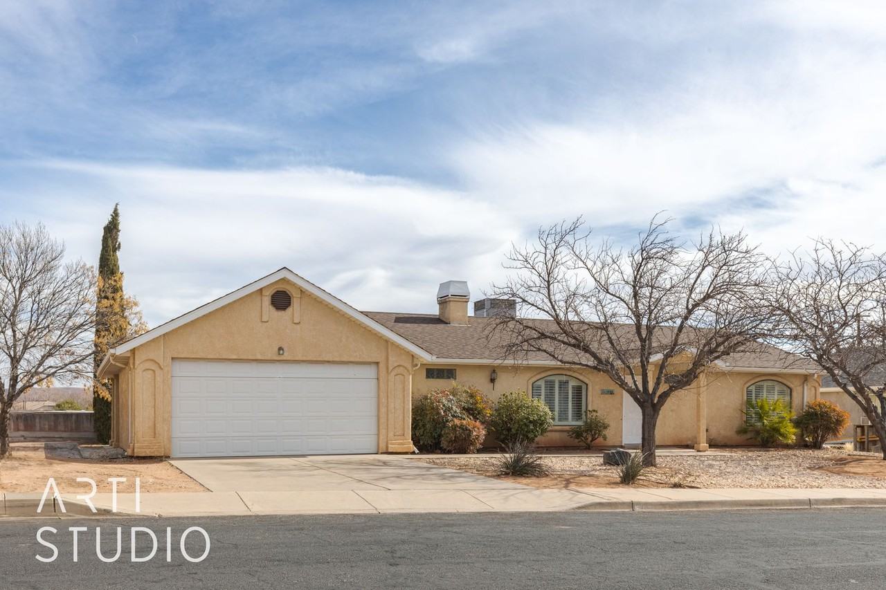 1686 Tamarisk Dr - Photo 3 of 28