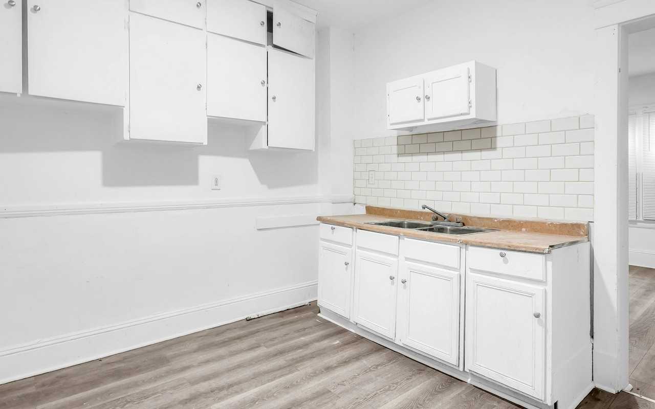 1260 East 61st Street, Unit B - Photo 3 of 13