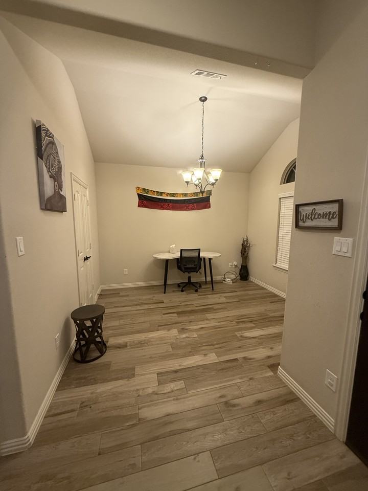 450 Collin St #NA - Photo 3 of 17