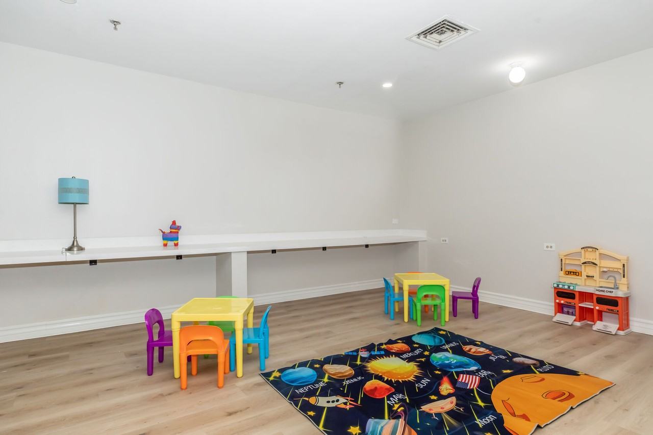 Encino - Photo 6 of 42