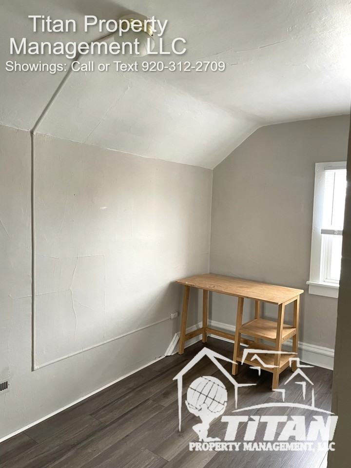 1619/21 Oregon St, Oshkosh - Photo 2 of 5