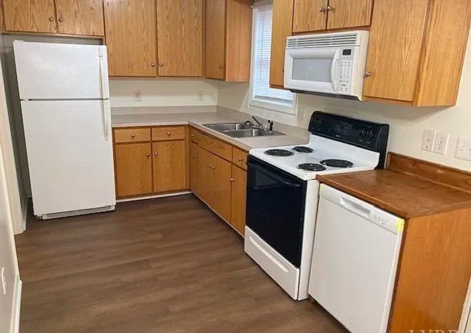 110 Waugh's Ferry Road - Photo 2 of 9