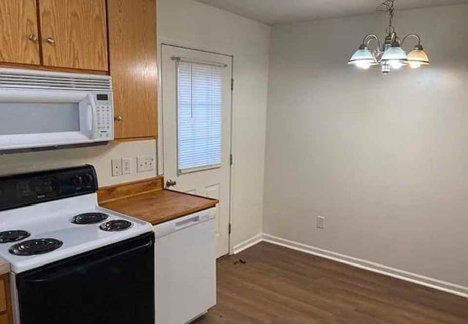 110 Waugh's Ferry Road - Photo 3 of 9