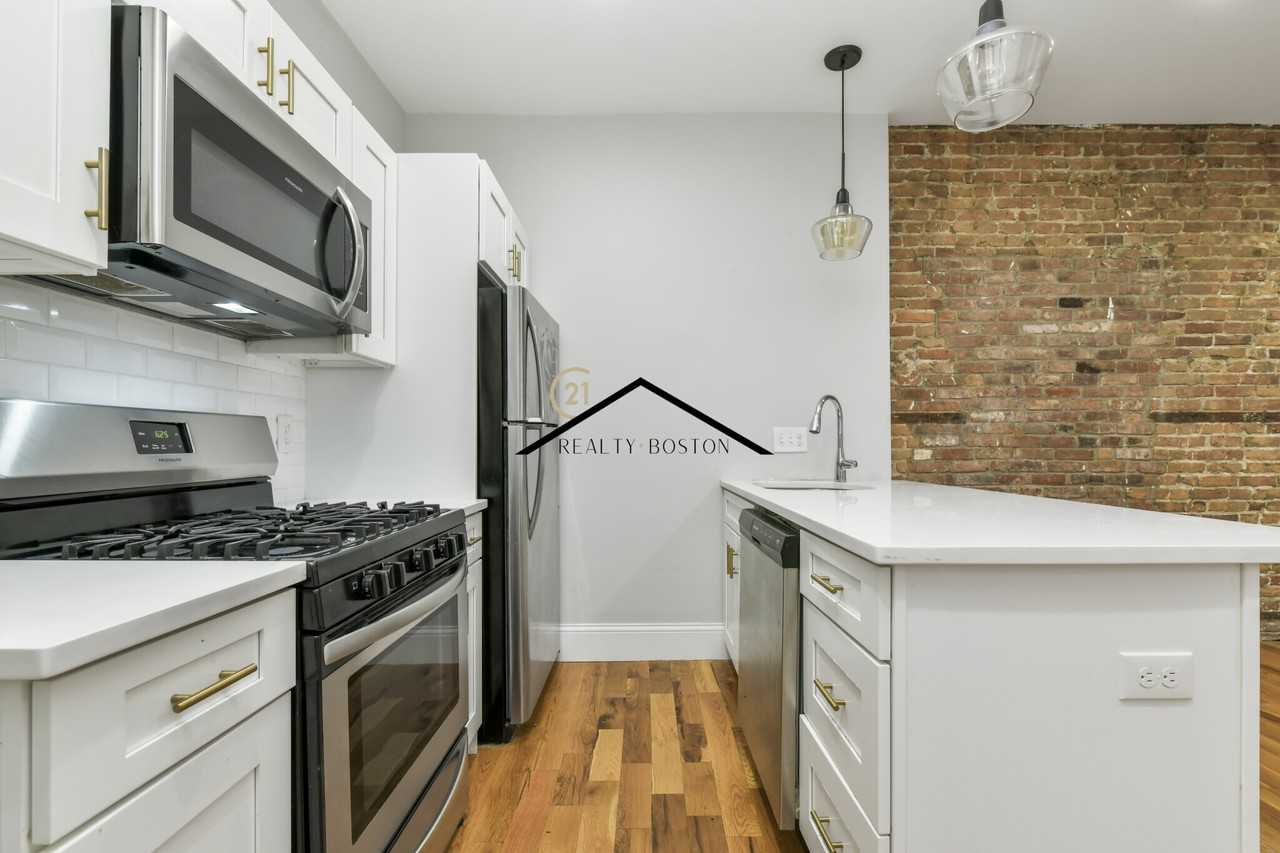 305 Saratoga St #2 - Photo 3 of 14