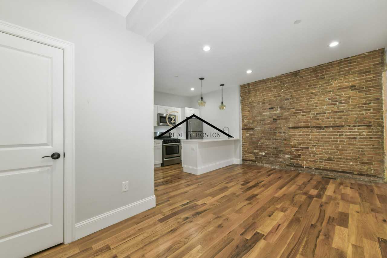 305 Saratoga St #2 - Photo 4 of 14