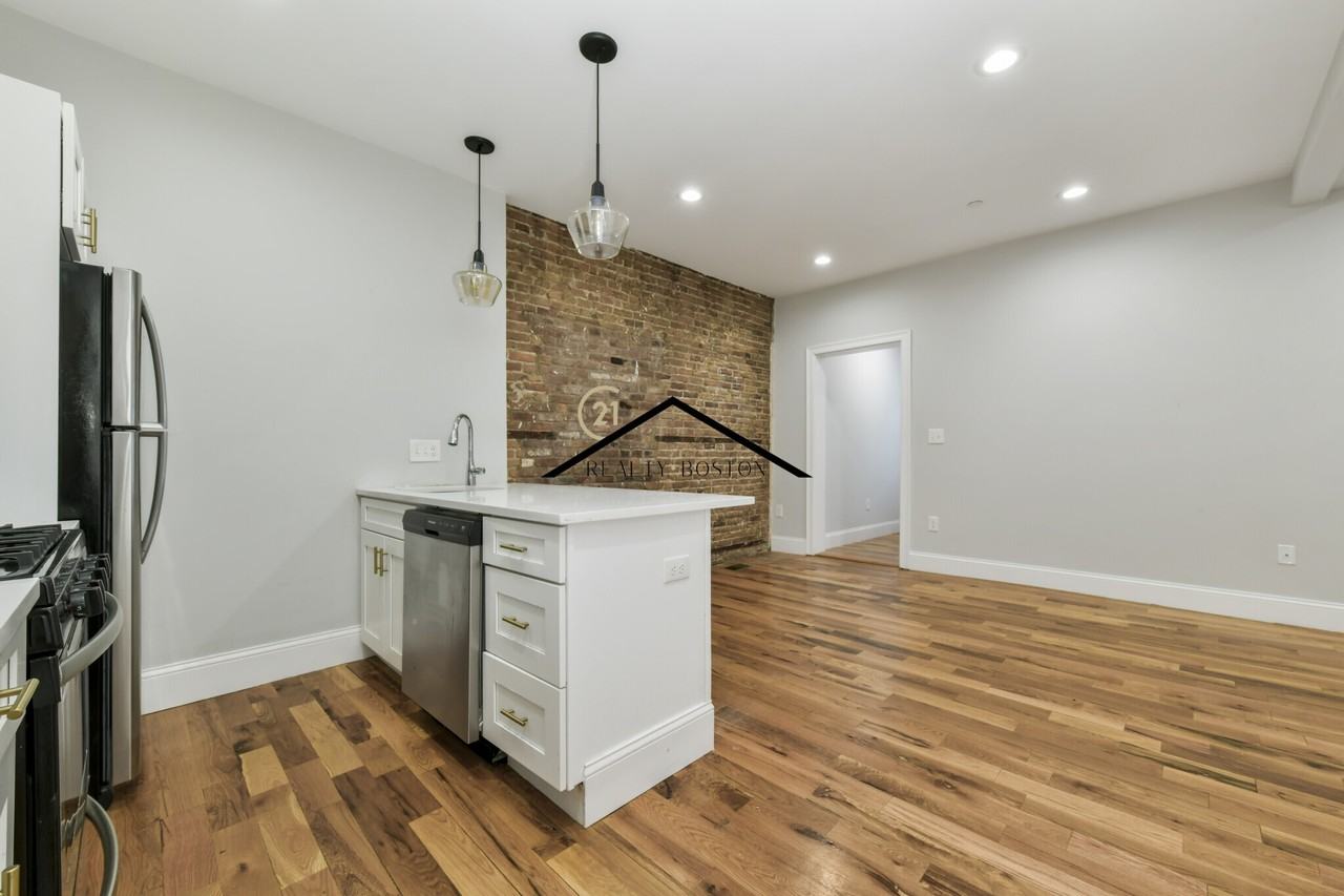 305 Saratoga St #2 - Photo 5 of 14