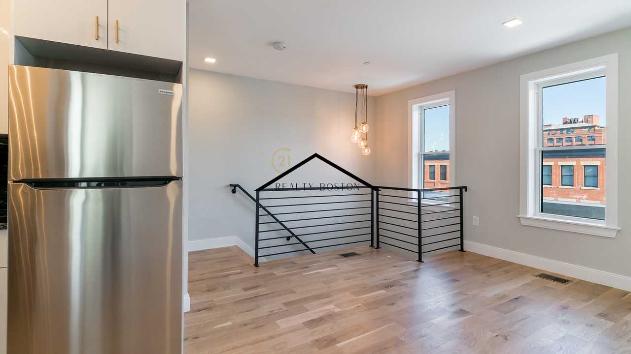 40 Chelsea St #5 - Photo 2 of 13