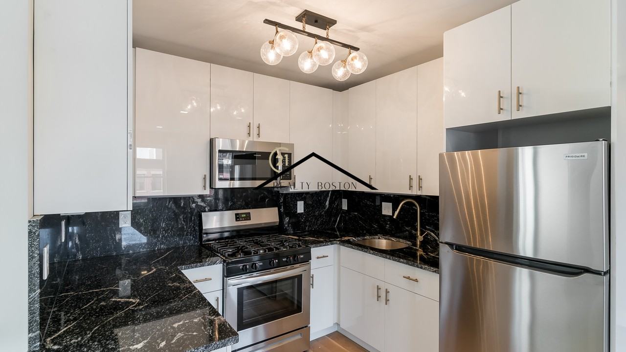 40 Chelsea St #5 - Photo 3 of 13
