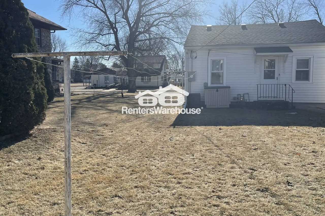 320 E Main St - Photo 3 of 28