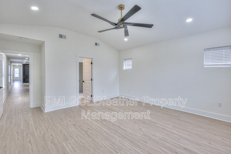 402B E Trinity Ln - Photo 3 of 40
