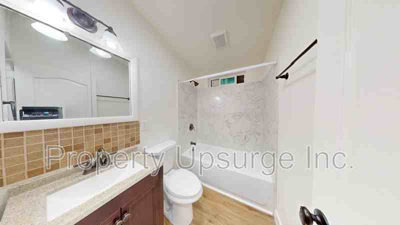 1074 Bond St - Photo 3 of 16
