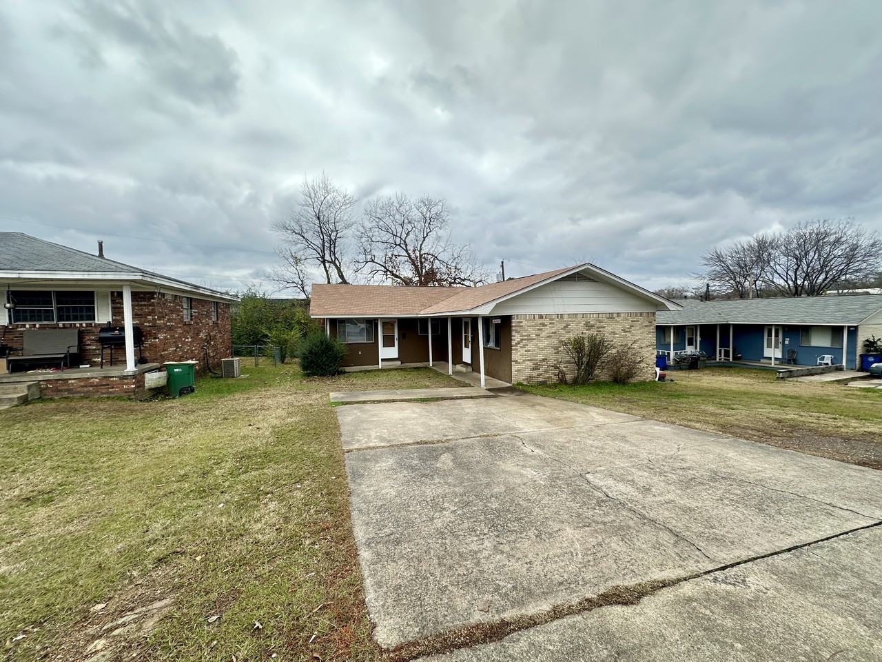 4405 Lynn Ln - Photo 2 of 9