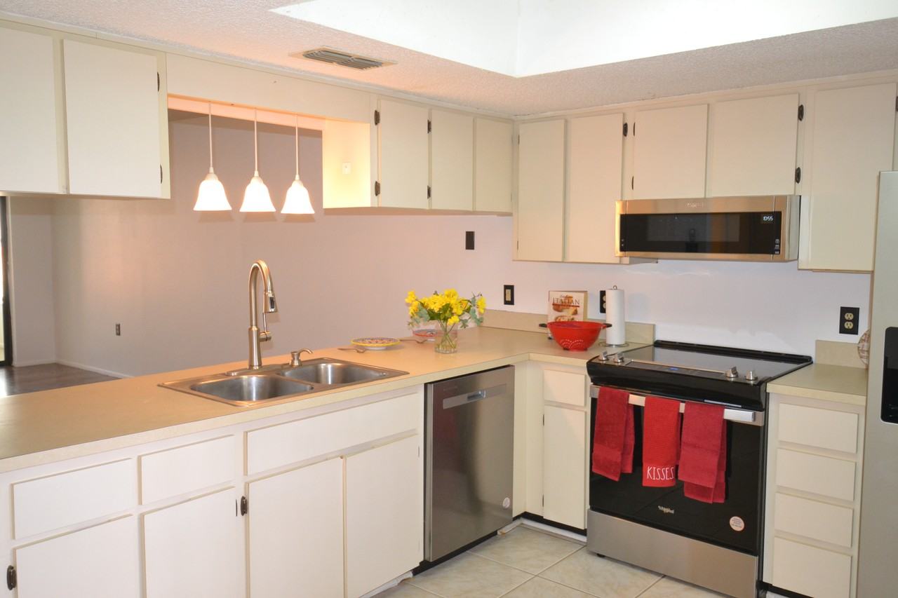 7331 Greystone Dr - Photo 3 of 43