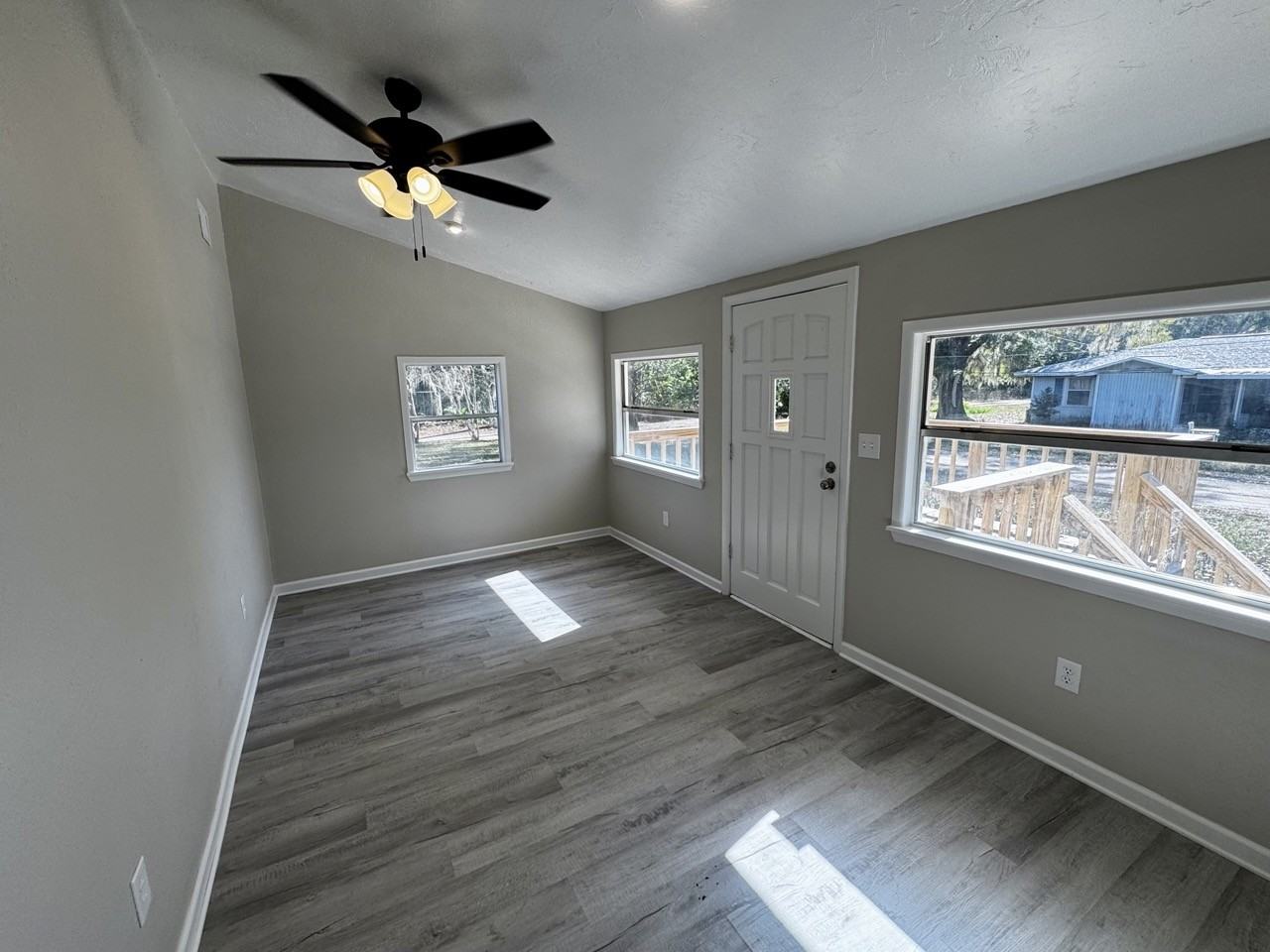 1605 Ne 38th St - Photo 3 of 9