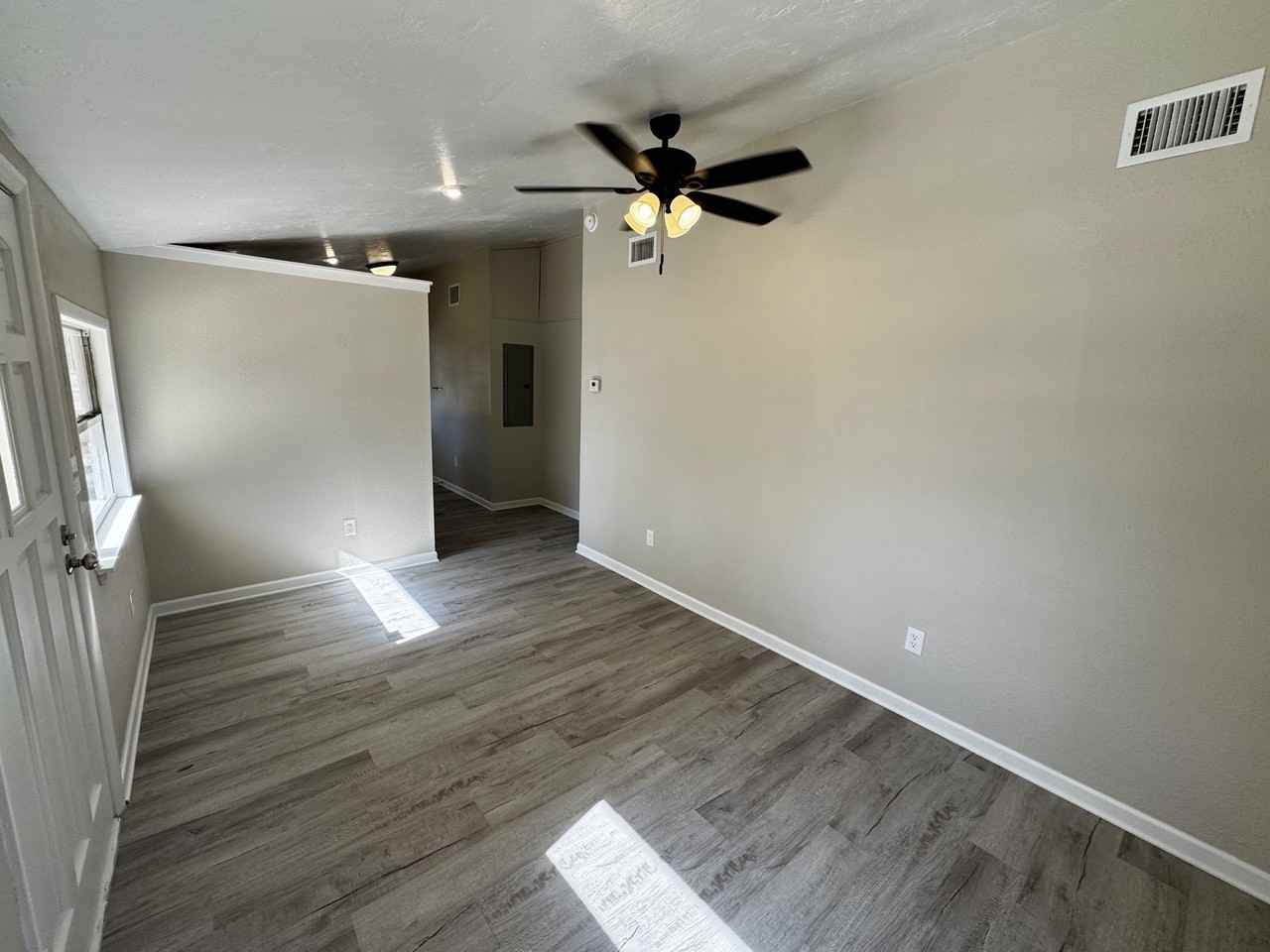 1605 Ne 38th St - Photo 4 of 9