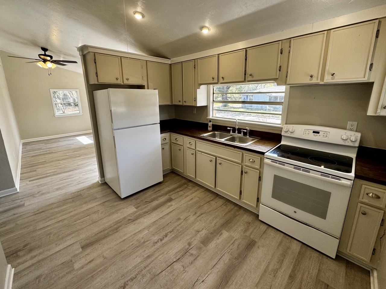 1605 Ne 38th St - Photo 5 of 9