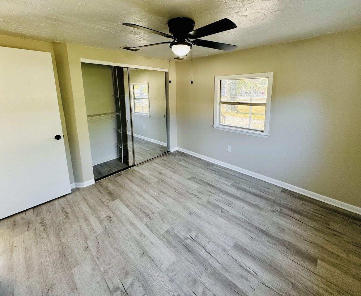 1605 Ne 38th St - Photo 6 of 9