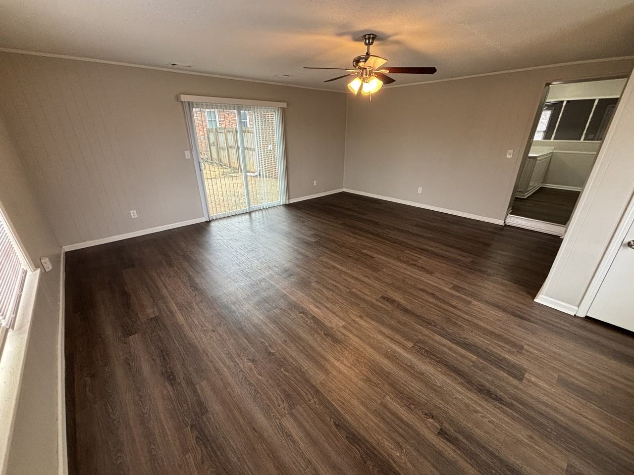 2400 Parkwood Dr - Photo 2 of 27