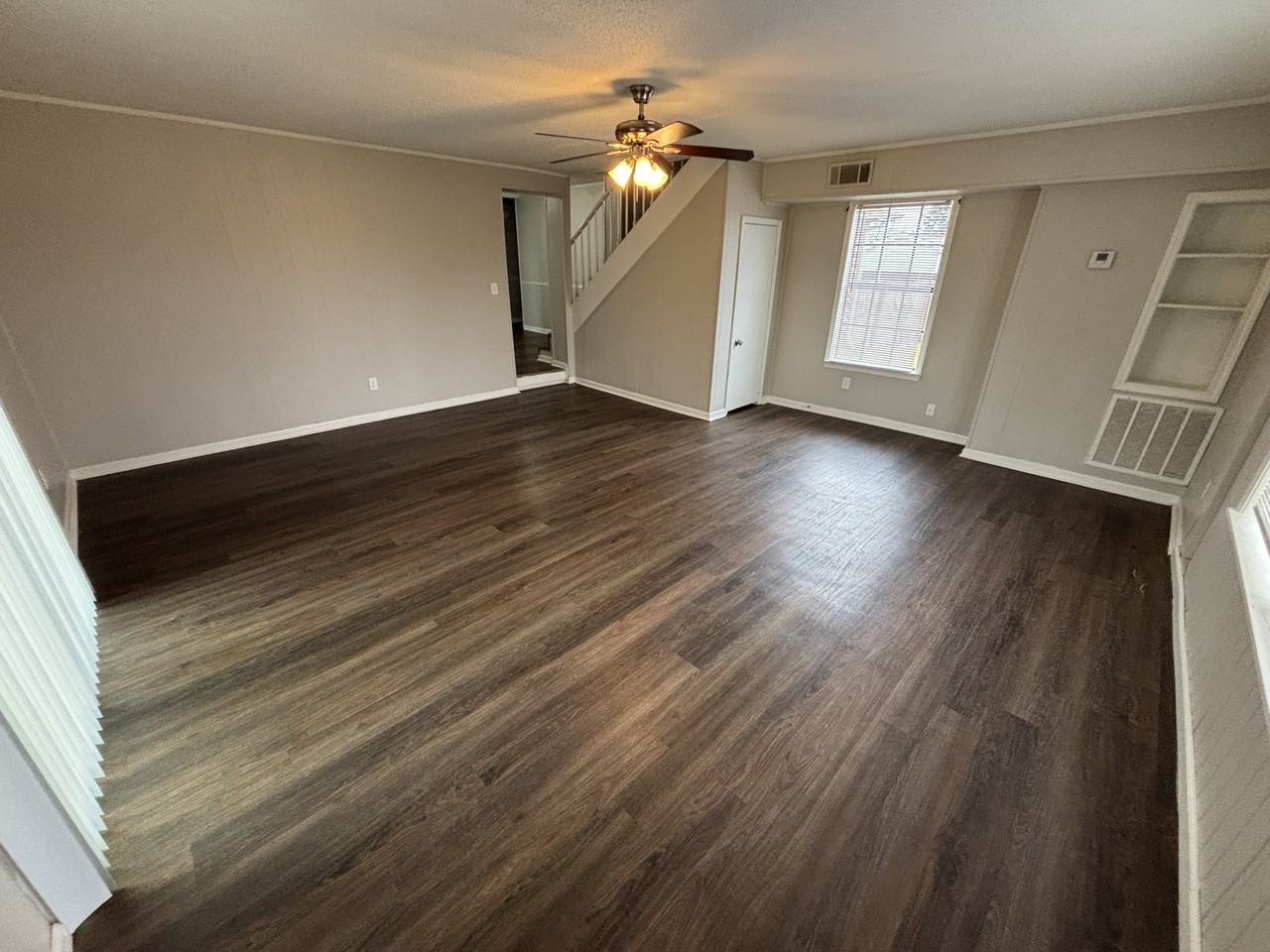 2400 Parkwood Dr - Photo 3 of 27