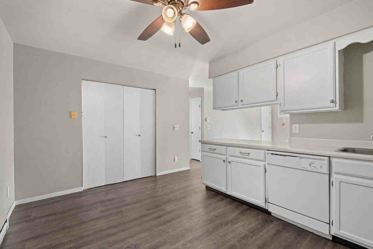 21 Fountain Cir - Photo 5 of 22