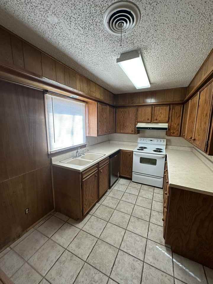 1333 62nd St - Photo 3 of 9