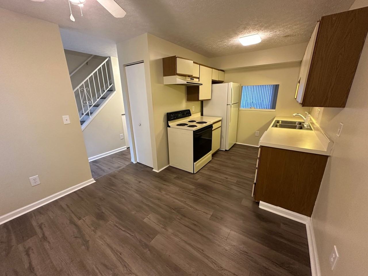 2598 Glade Dr Se - Photo 4 of 10