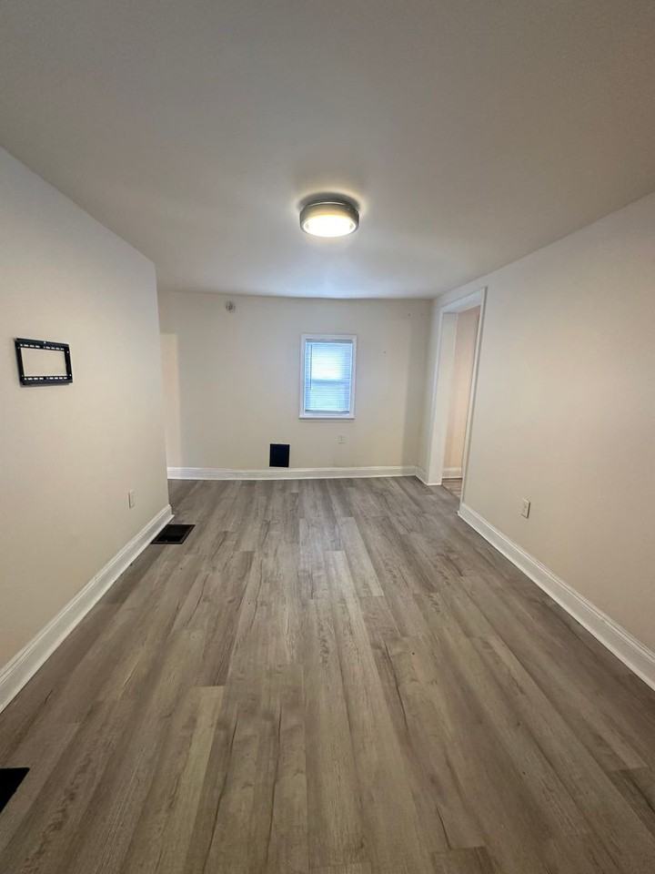 448 Vernon St - Photo 3 of 11