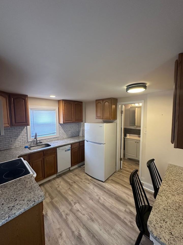 448 Vernon St - Photo 4 of 11
