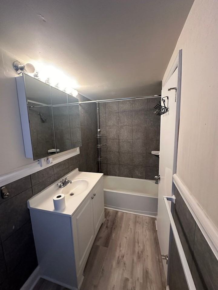 448 Vernon St - Photo 6 of 11