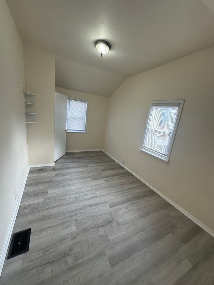 448 Vernon St - Photo 7 of 11