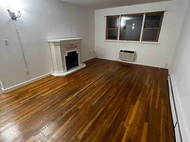 1608 Mayflower Ave - Photo 3 of 9