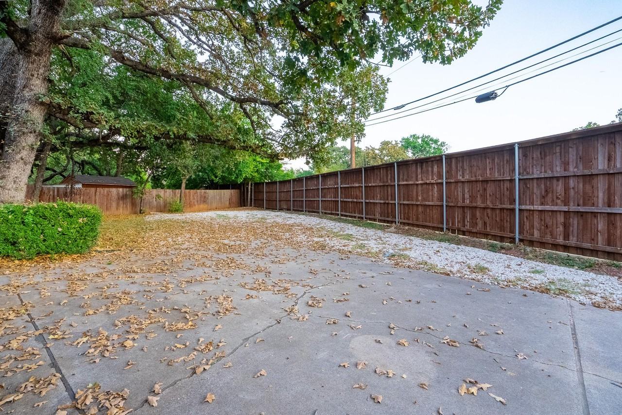 Saint Claire Dr - Photo 3 of 7