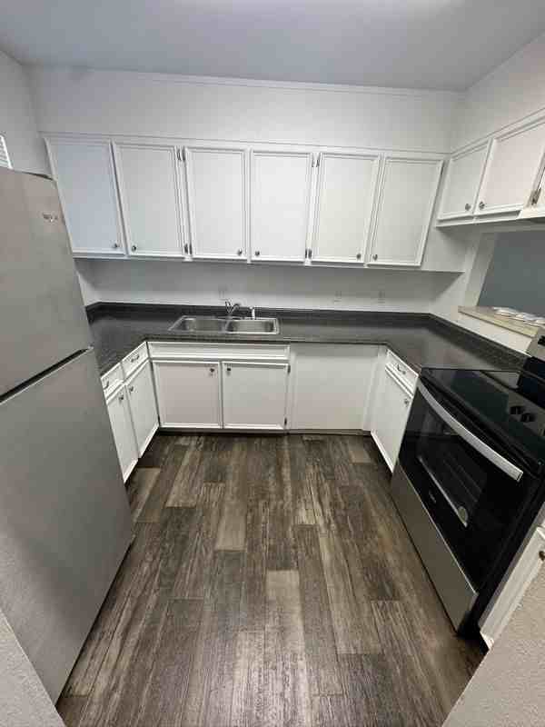 1715 Ne 2nd St - Photo 3 of 17