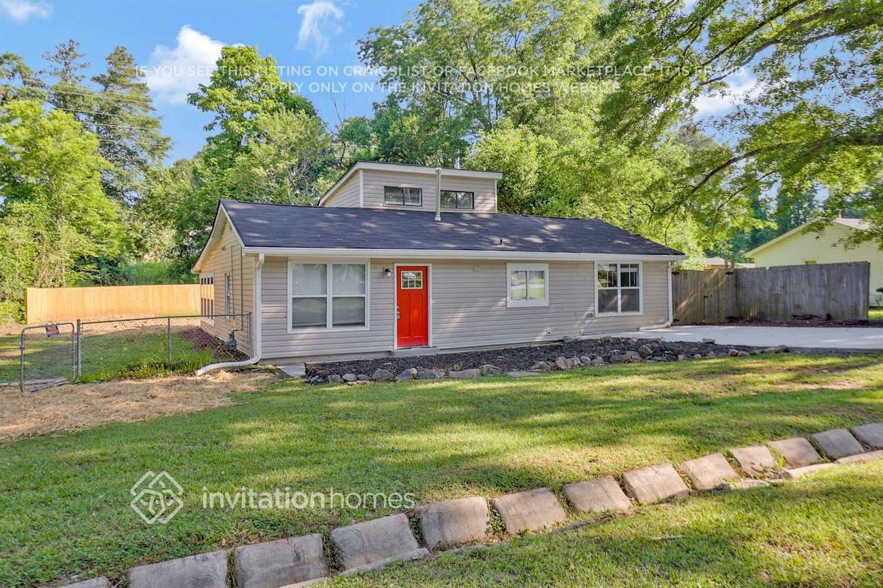 1816 Waldrep Cir Se - Photo 2 of 21