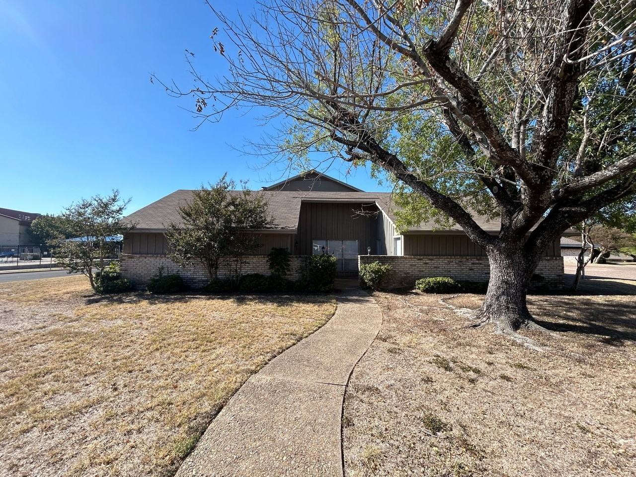 6901 Harvey Dr - Photo 2 of 20