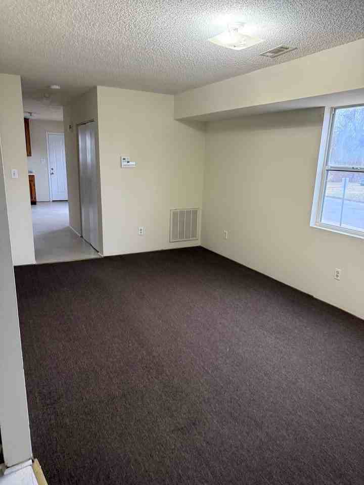 1016 Southern Ave - Photo 4 of 20