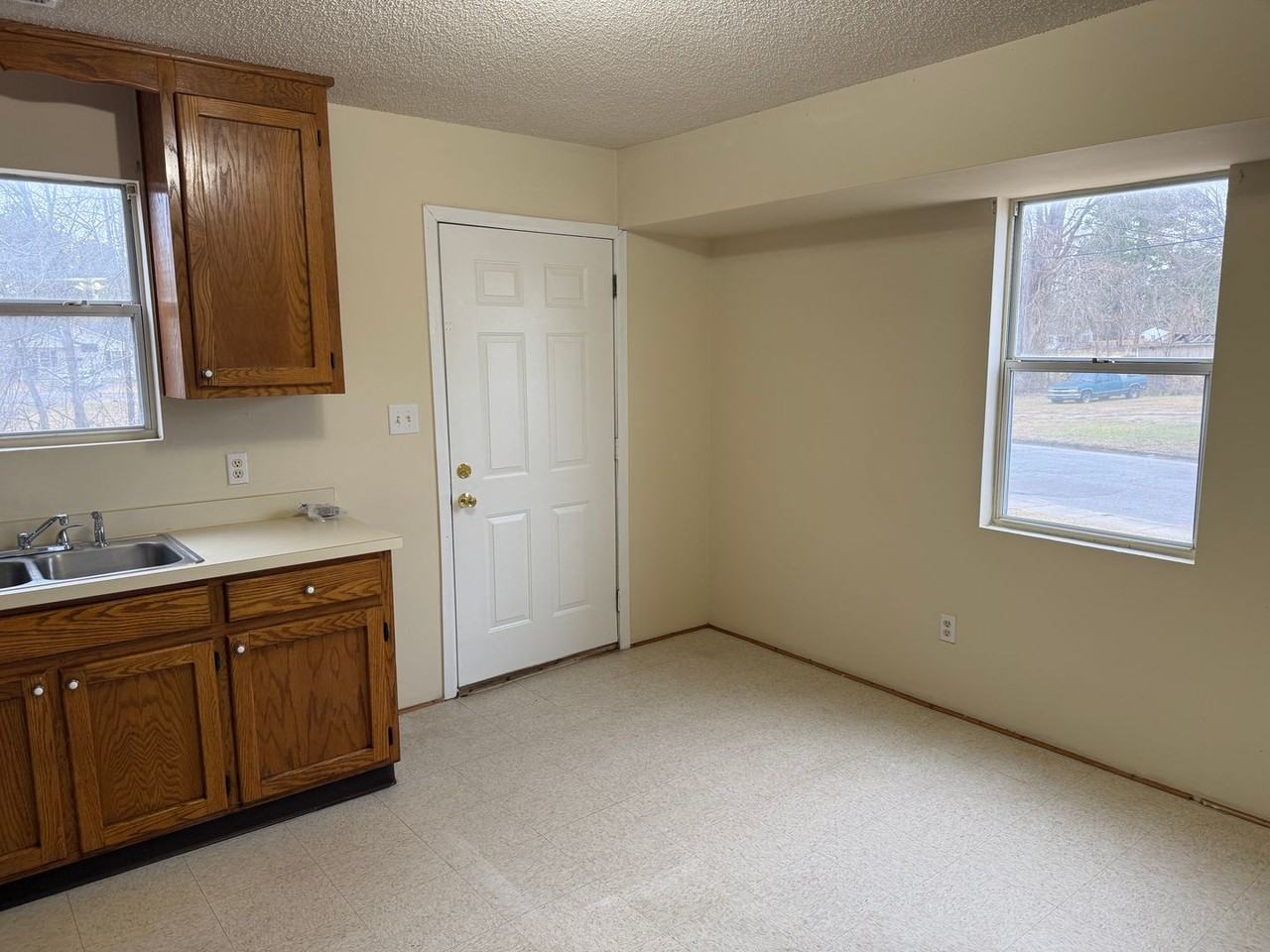 1016 Southern Ave - Photo 6 of 18