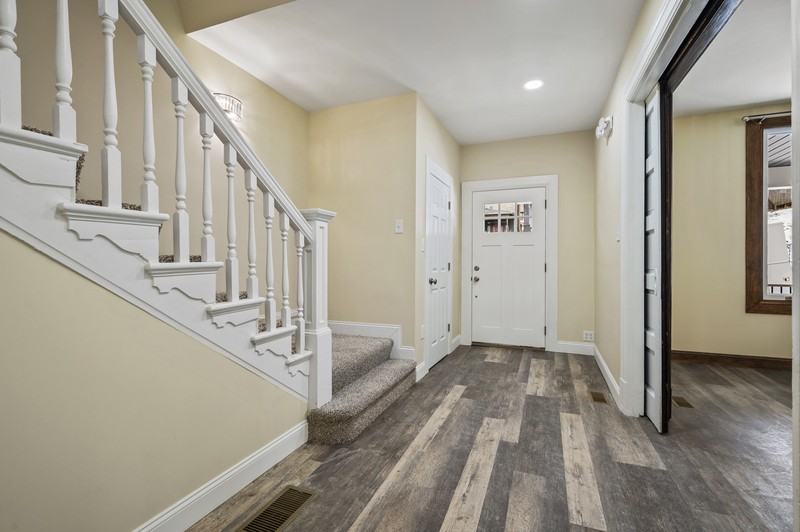 2327 Maple Ave - Photo 3 of 31