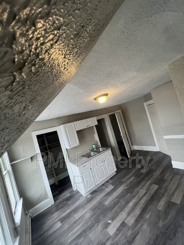 1329 S 24th St Uppr - Photo 3 of 10