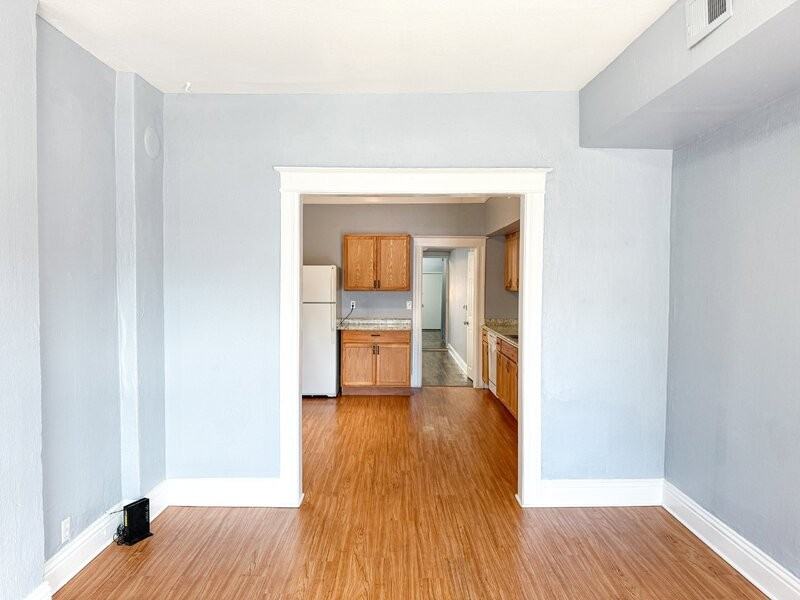 422 Fox St - Photo 3 of 17