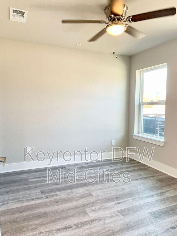 1427 Pearson St - Photo 4 of 33