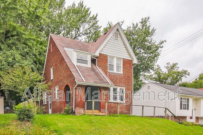 1562 Huguelet St - Photo 4 of 35