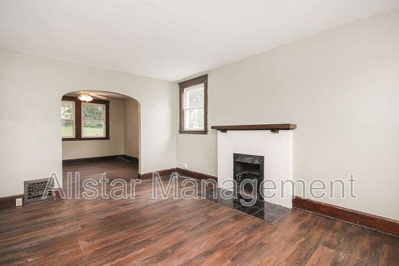 1562 Huguelet St - Photo 5 of 35